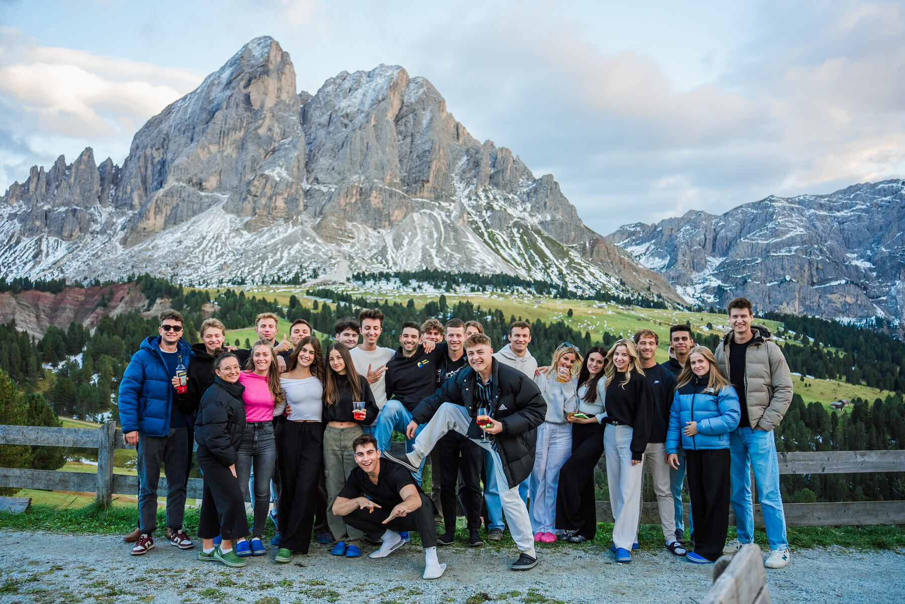 Das Team von TDM Impact vor der Bergkulisse der Dolomiten im Abendlicht.